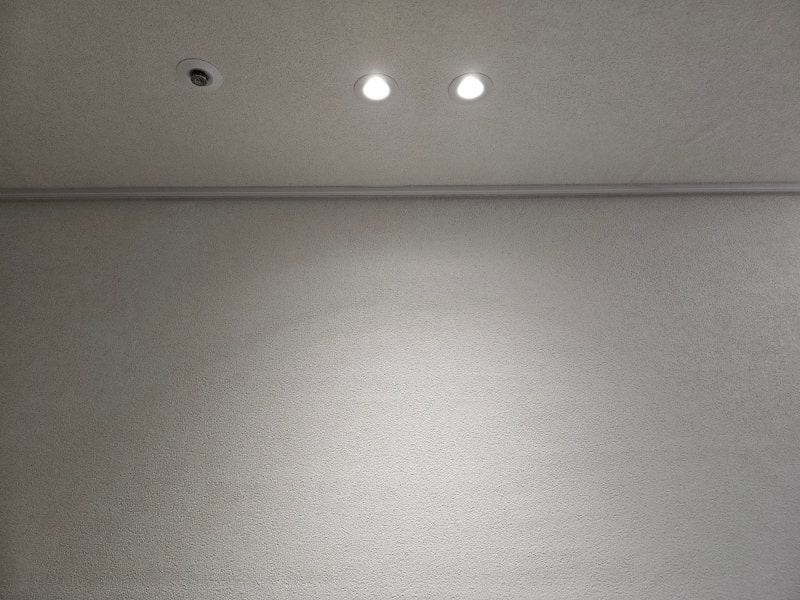 철산자이더헤리티지 파츠크레이터 핀조명 둥근 조명산 — 벽면 빛 떨어짐